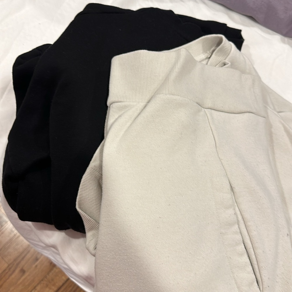 Lot of 3XL sweaters in black and cream - some with pockets !!